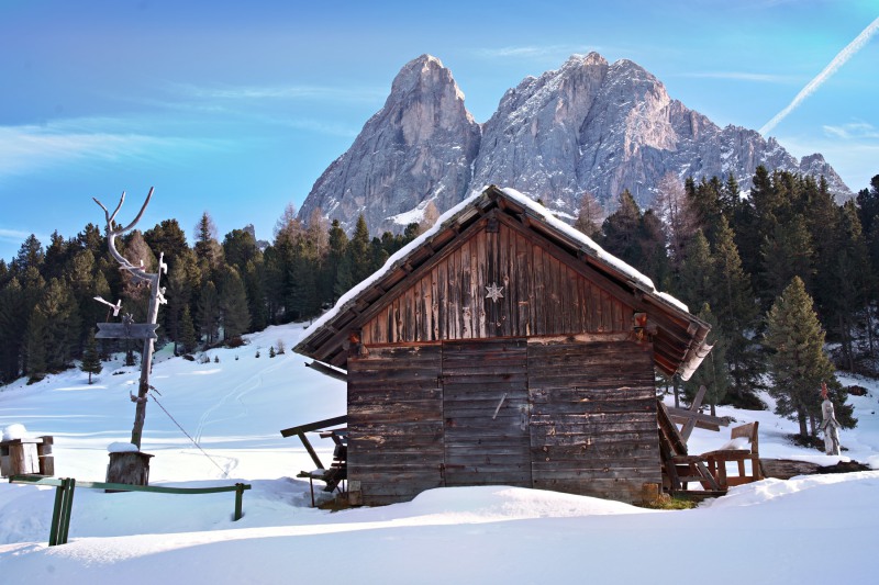 Berghütte vor dem winterlichen Peitlerkofel
