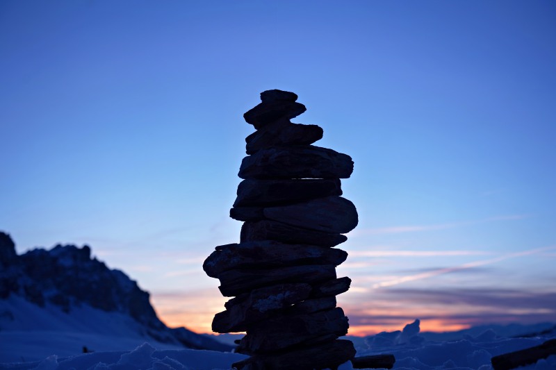 Steinmandl am Gipfel im Schnee