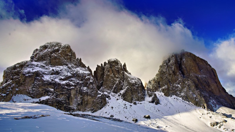 Wolken ziehen durch die Felswände