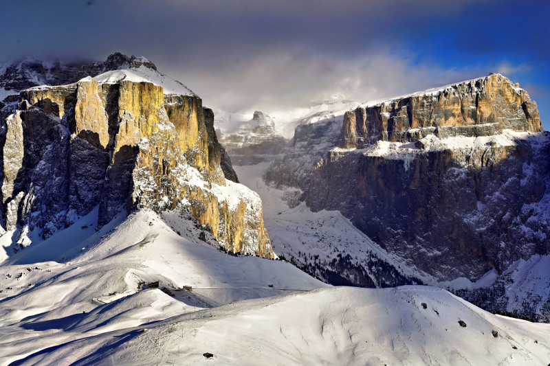 Sellajoch vor den steilen Felsflanken der Sellagruppe im Winter