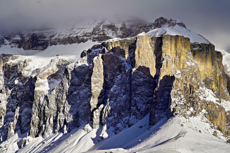 Licht und Schatten an den steilen Felsflanken