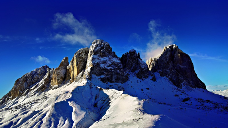 Herrliche Bergkulisse vor blauem Himmel