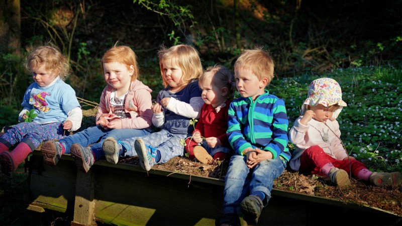 Kinder auf altem Holzwagen