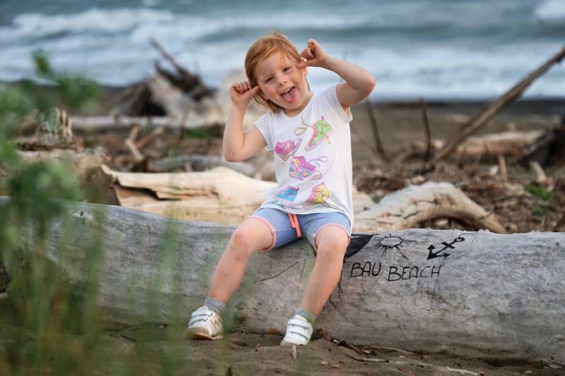 Kind am abendlichen Strand