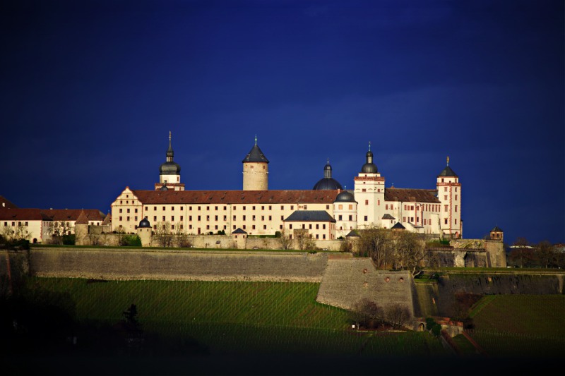 Festung Marienberg im Spotlight der Sonne