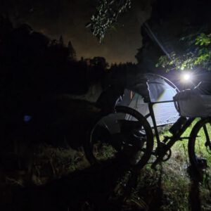 Zelt bei Nacht in der Dämmerung