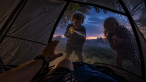 Traumbild: Kinder spritzen mich im Zelt nass (KI-generiert)